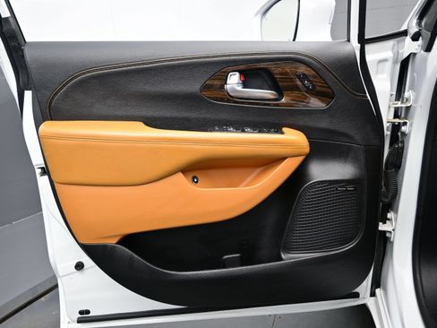 Used 2022 Chrysler Pacifica Pinnacle FWD image 9