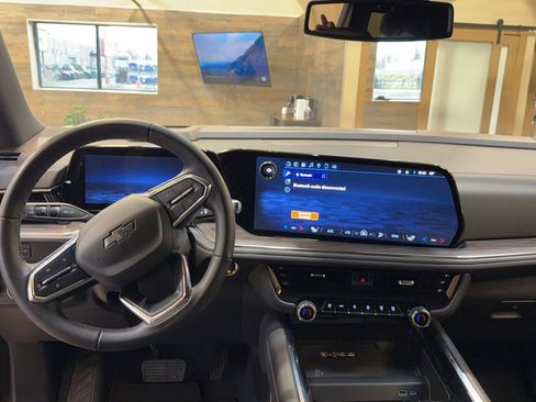 Used 2025 Chevrolet Suburban Z71 image 15