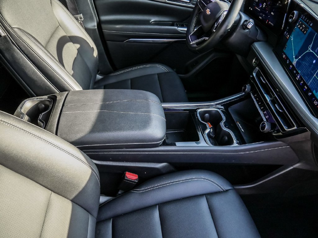 Used 2025 Chevrolet Traverse LT FWD image 16