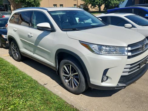 Used 2019 Toyota Highlander XLE AWD/4WD image 3