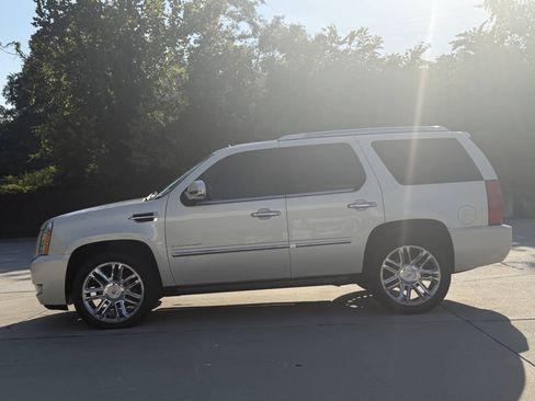 Used 2011 Cadillac Escalade Platinum AWD/4WD image 27