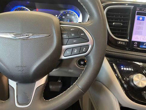 Used 2023 Chrysler Pacifica Limited image 15