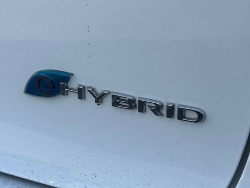Used 2024 Chrysler Pacifica Limited FWD image 6