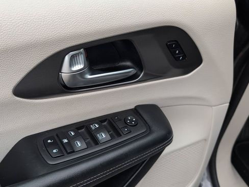 Used 2023 Chrysler Pacifica Touring-L FWD image 17