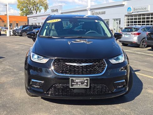 Used 2024 Chrysler Pacifica Touring-L image 4