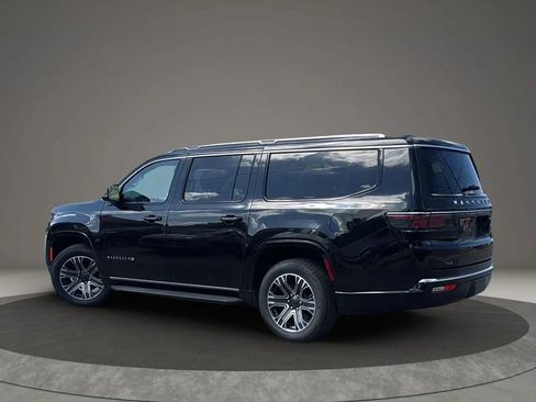 Used 2024 Jeep Wagoneer L Series II w/ Flexible Seating Group RWD image 4