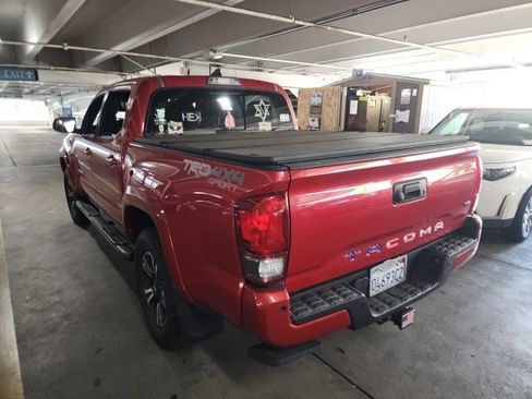 Used 2017 Toyota Tacoma TRD Sport image 3