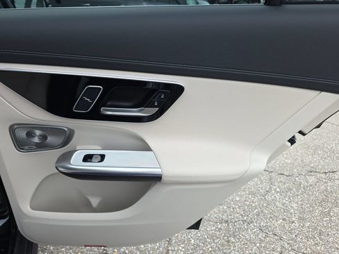 Used 2025 Mercedes-Benz GLC 300 4MATIC image 14