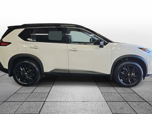 Used 2023 Nissan Rogue SV w/ SV Premium B Package image 4