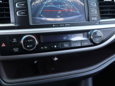 Used 2019 Toyota Highlander XLE image 25