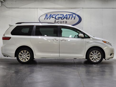 Used 2017 Toyota Sienna XLE Premium AWD/4WD image 3