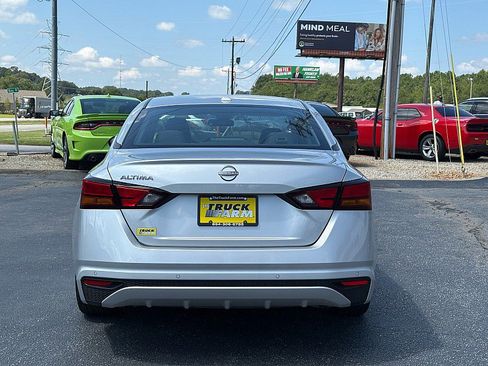 Used 2025 Nissan Altima 2.5 SV FWD image 4