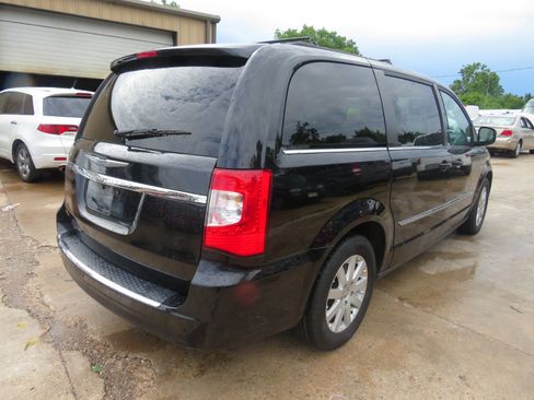 Used 2015 Chrysler Town & Country Touring image 4