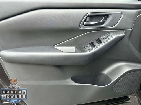 Used 2025 Nissan Rogue S AWD/4WD image 18