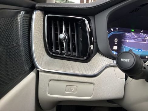 Used 2023 Volvo XC60 B6 Ultimate w/ Protection Package Premier image 28