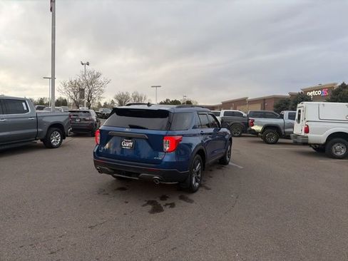 Used 2022 Ford Explorer XLT w/ Equipment Group 202A image 5