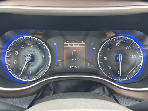 Used 2022 Chrysler Voyager LX FWD image 17