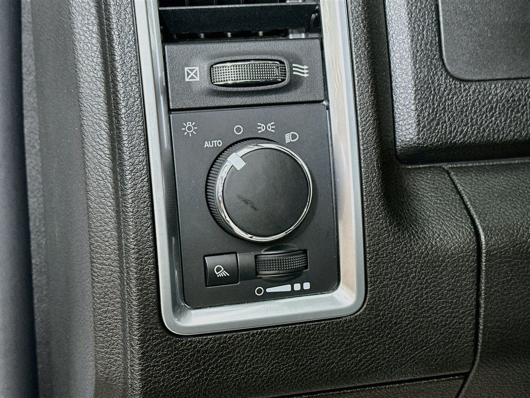 Used 2024 RAM 1500 Classic SLT AWD/4WD image 10
