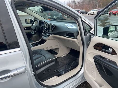 Used 2023 Chrysler Pacifica Limited image 12