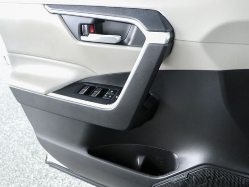 Used 2022 Toyota RAV4 XLE FWD image 21