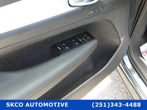 Used 2021 Volvo XC40 T4 Momentum image 22