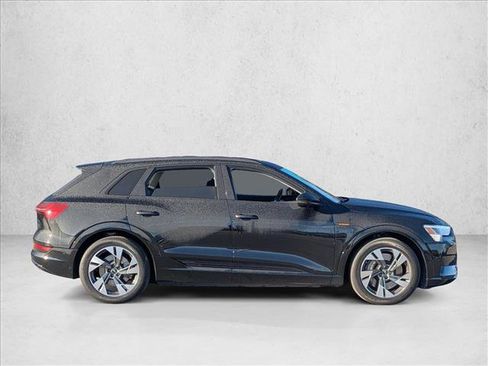 Used 2023 Audi e-tron Premium w/ Convenience Plus Package image 4