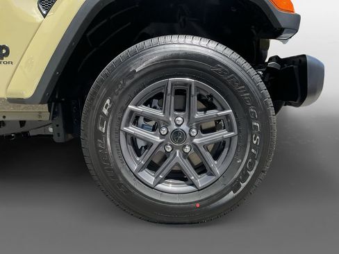 New 2025 Jeep Gladiator Sport image 8