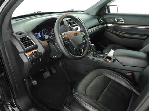 Used 2017 Ford Explorer Limited w/ Equipment Group 301A FWD image 7