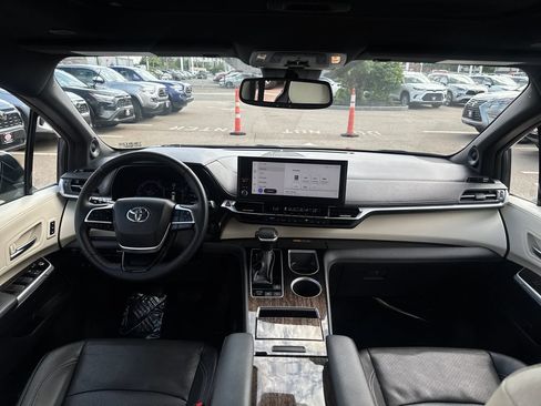 Used 2025 Toyota Sienna Limited AWD/4WD image 10