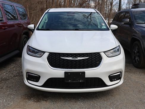 Used 2023 Chrysler Pacifica Touring-L image 2