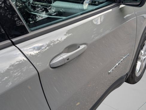 Used 2023 Jeep Compass Latitude image 27