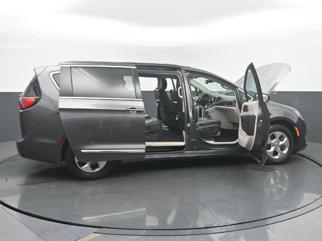 Used 2017 Chrysler Pacifica Touring-L Plus FWD image 60