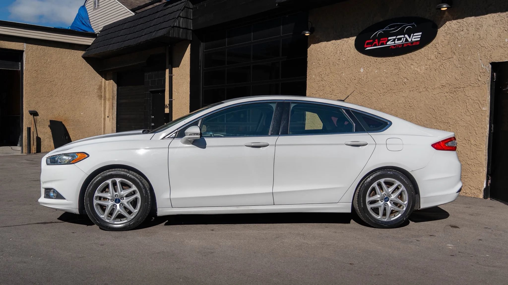 Used 2014 Ford Fusion SE w/ Equipment Group 202A FWD image 2