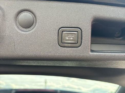 Used 2021 Chevrolet Equinox LT w/ Driver Convenience Package image 17