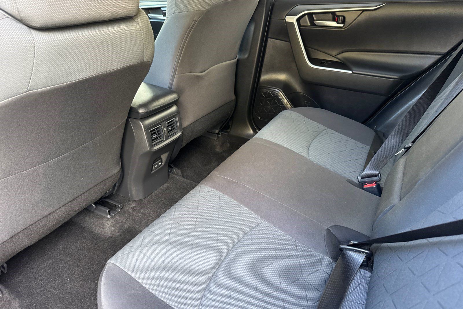 Used 2025 Toyota RAV4 XLE FWD image 29