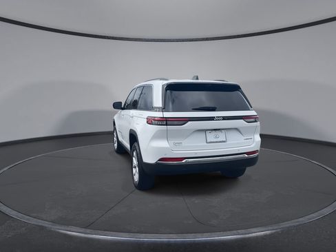 Used 2022 Jeep Grand Cherokee Limited w/ Luxury Tech Group II image 7