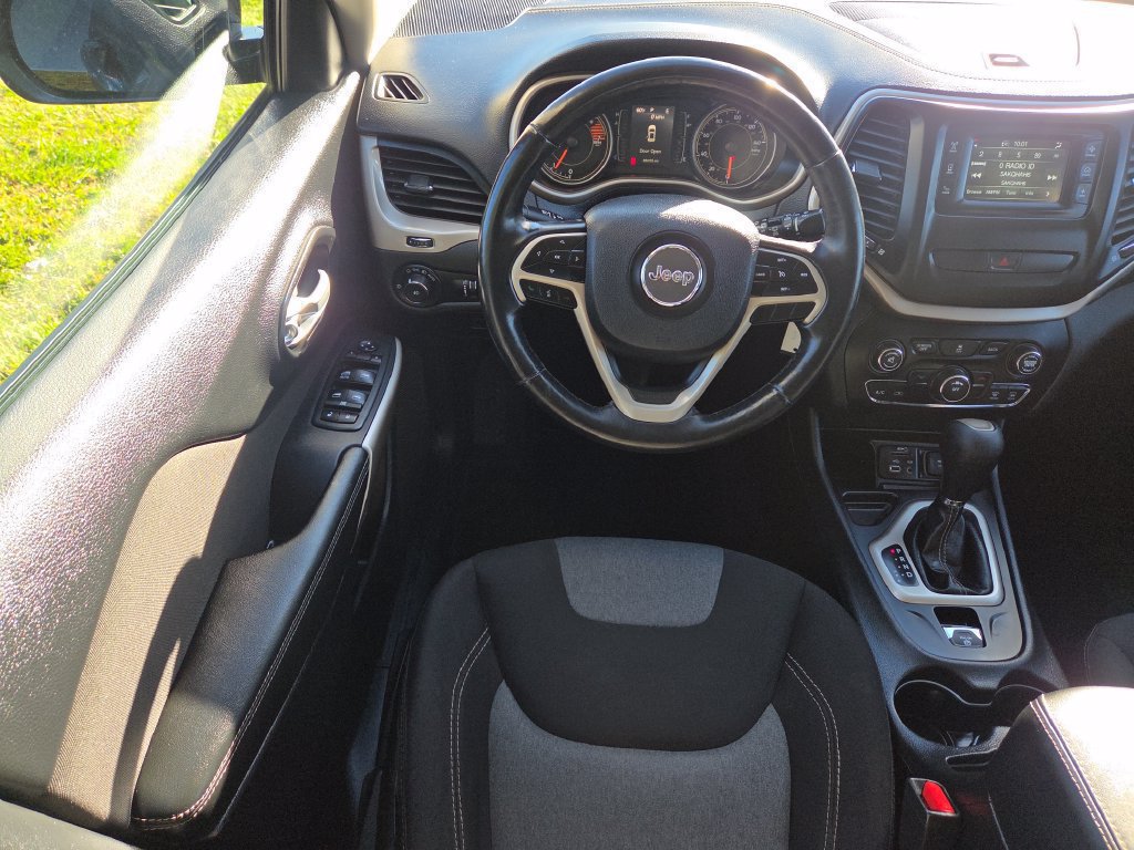 Used 2018 Jeep Cherokee Latitude w/ Altitude Package FWD image 13