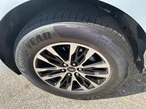 Used 2025 Ford Expedition Platinum image 12