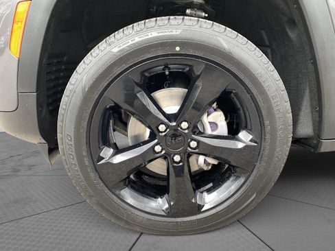Used 2023 Jeep Grand Cherokee Altitude AWD/4WD image 4