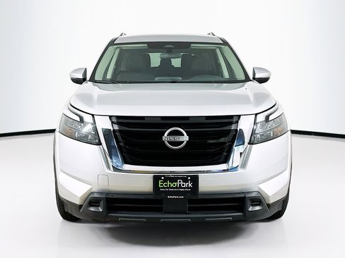 Used 2025 Nissan Pathfinder SV image 2