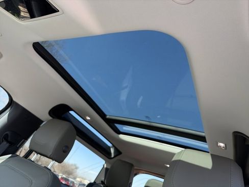 Used 2024 Land Rover Defender 90 S image 19