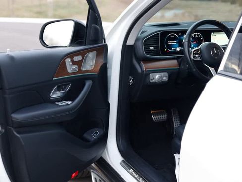 Used 2023 Mercedes-Benz GLS 450 4MATIC image 16