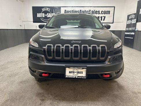 Used 2017 Jeep Cherokee Trailhawk w/ Comfort/Convenience Group AWD/4WD image 2