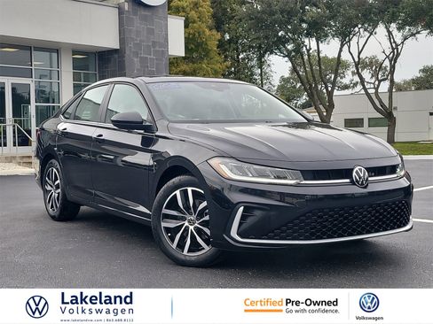 Certified 2025 Volkswagen Jetta SE image 1