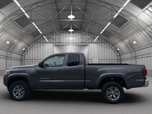 Used 2017 Toyota Tacoma SR5 w/ Tow Package RWD image 8