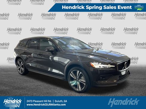 Used 2025 Volvo V60 B5 Cross Country Plus image 1