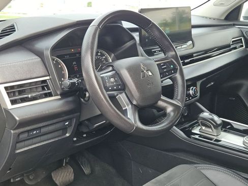 Used 2025 Mitsubishi Outlander SE AWD/4WD image 13