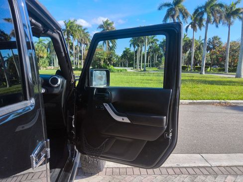 Used 2014 Jeep Wrangler Unlimited Rubicon w/ Connectivity Group AWD/4WD image 34