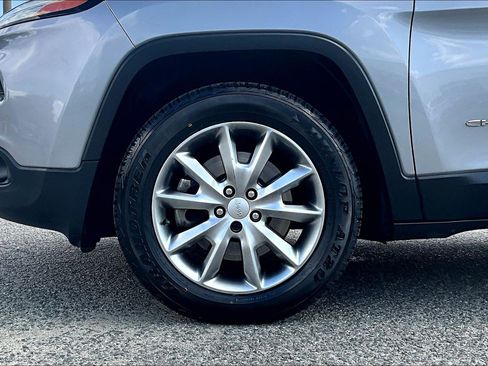 Used 2018 Jeep Cherokee Limited AWD/4WD image 8