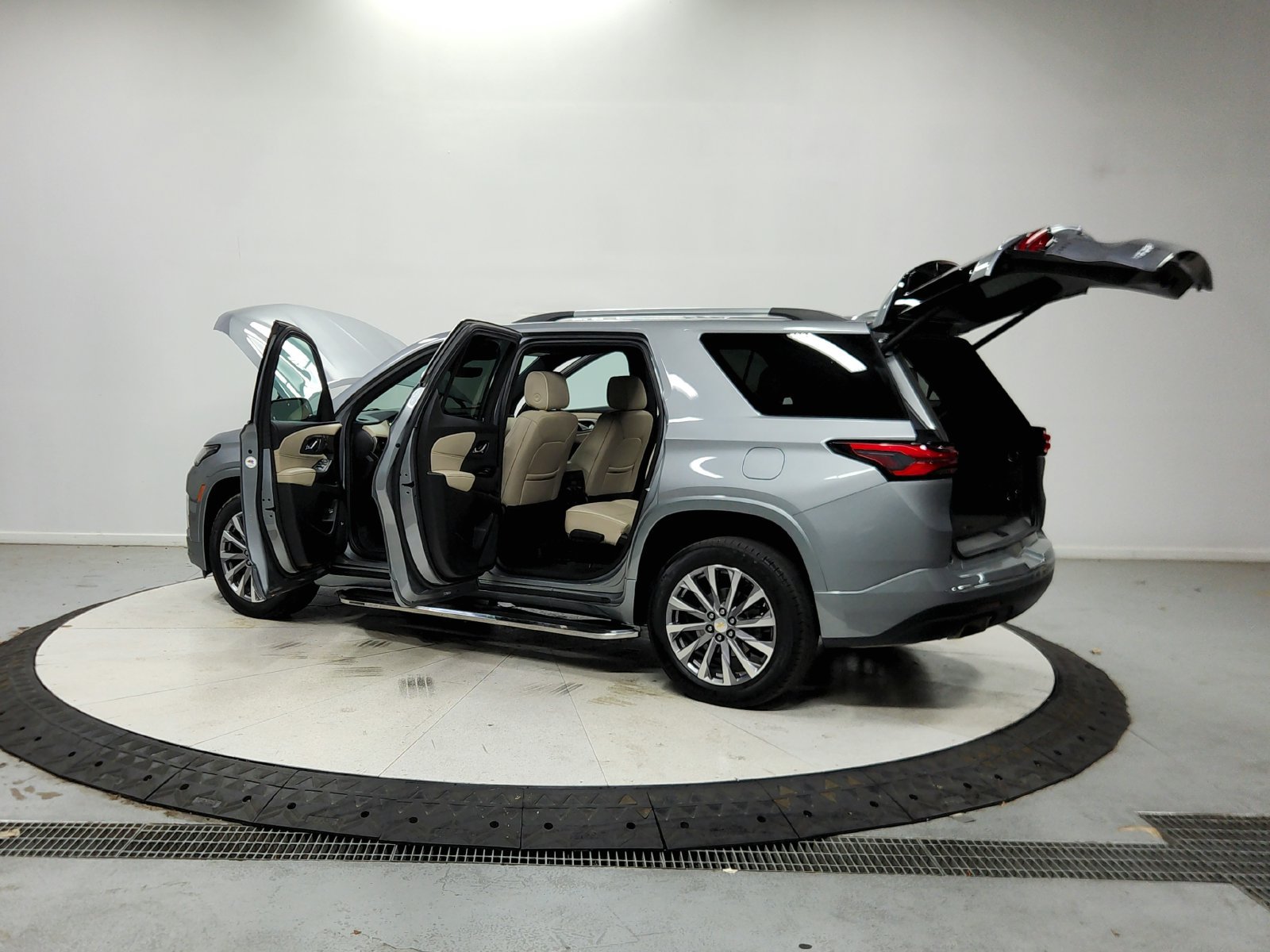 Used 2023 Chevrolet Traverse Premier FWD image 14